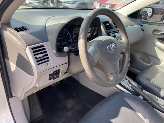 Toyota Corolla Vehicle Full-screen Gallery Image 09