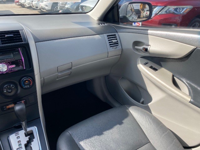 Toyota Corolla Vehicle Full-screen Gallery Image 10