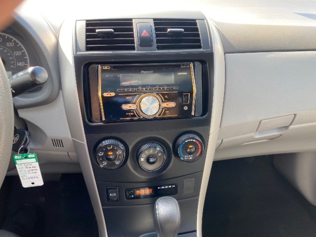 Toyota Corolla Vehicle Full-screen Gallery Image 13