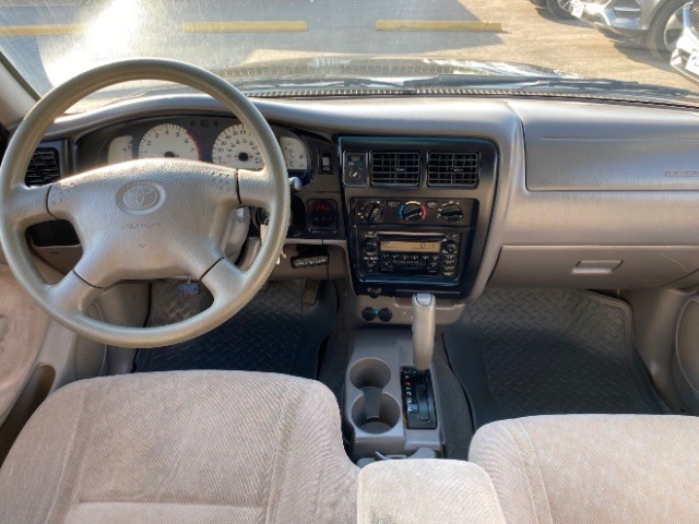 Toyota Tacoma Vehicle Full-screen Gallery Image 06