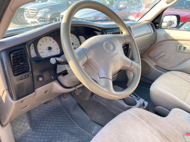 Toyota Tacoma Vehicle Full-screen Gallery Image 09