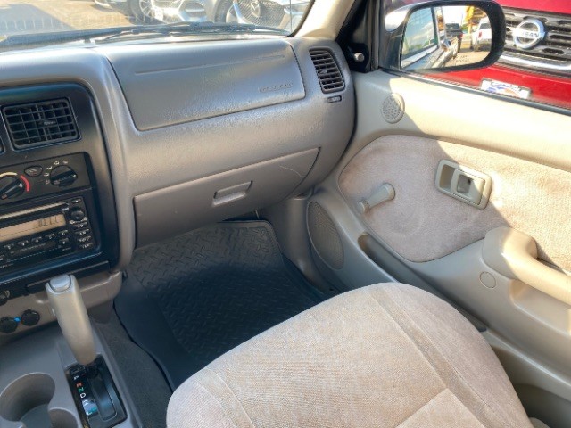 Toyota Tacoma Vehicle Full-screen Gallery Image 10