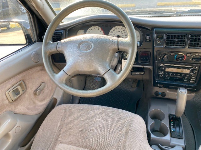 Toyota Tacoma Vehicle Full-screen Gallery Image 11