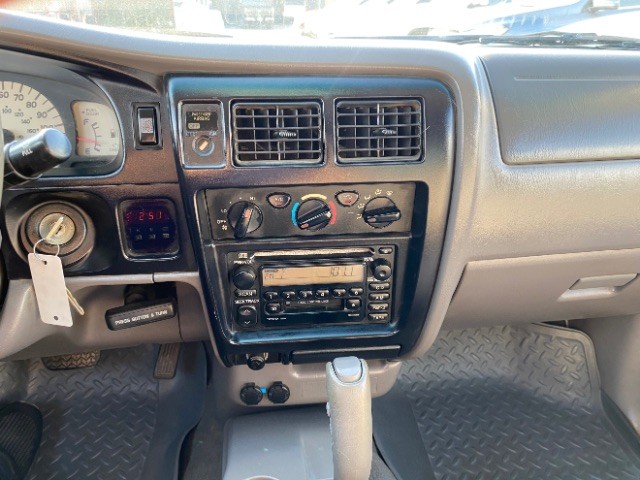 Toyota Tacoma Vehicle Full-screen Gallery Image 12