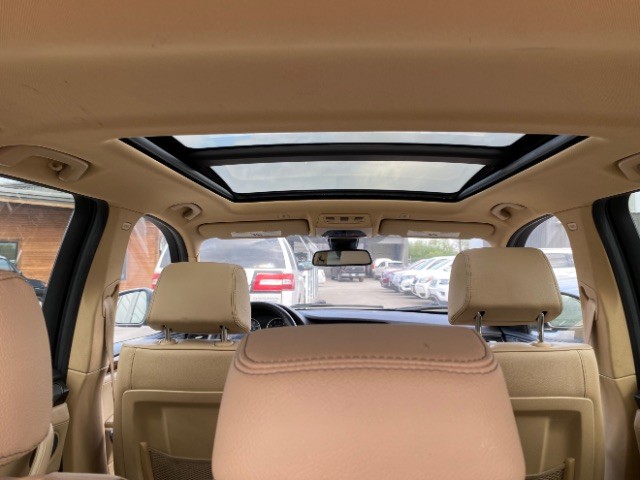 BMW X3 Vehicle Full-screen Gallery Image 10