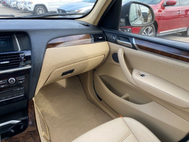 BMW X3 Vehicle Full-screen Gallery Image 11