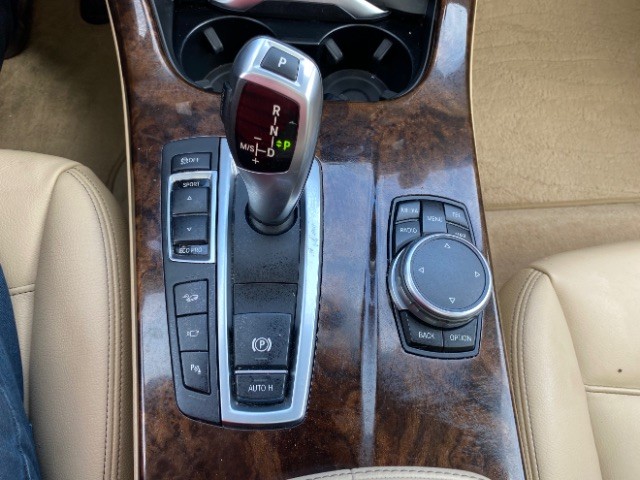 BMW X3 Vehicle Full-screen Gallery Image 14