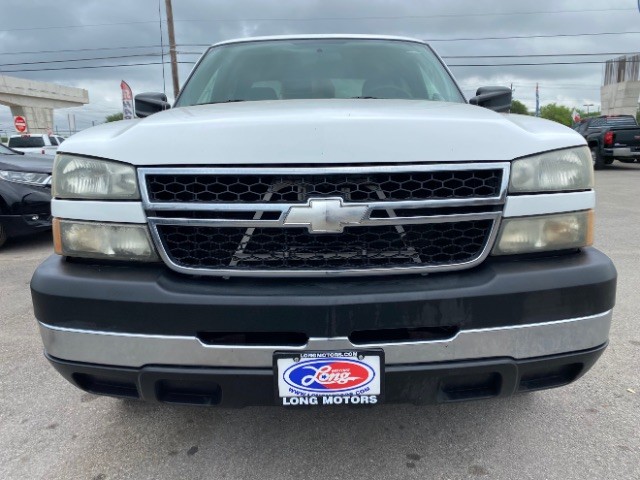 Chevrolet Silverado 2500HD Vehicle Full-screen Gallery Image 02