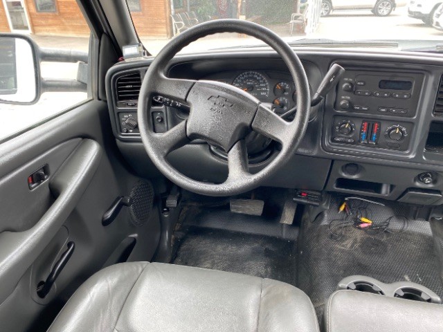 Chevrolet Silverado 2500HD Vehicle Full-screen Gallery Image 11