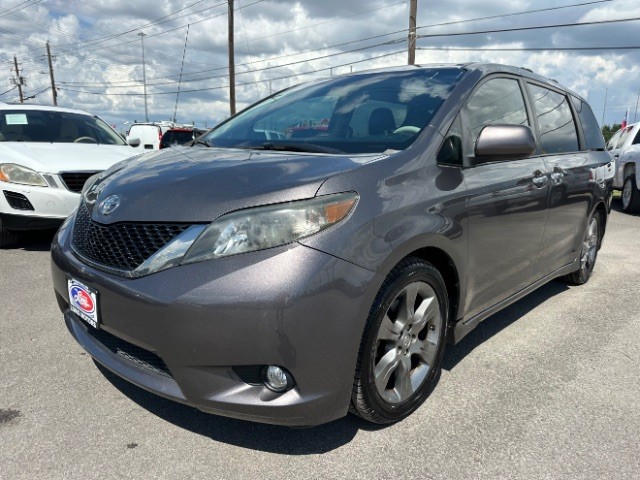Toyota Sienna Vehicle Full-screen Gallery Image 02