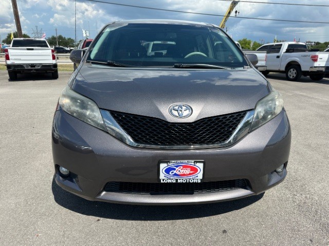 Toyota Sienna Vehicle Full-screen Gallery Image 03