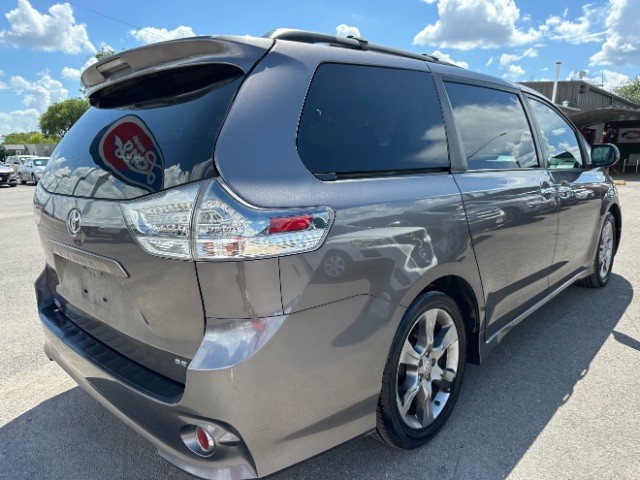 Toyota Sienna Vehicle Full-screen Gallery Image 04