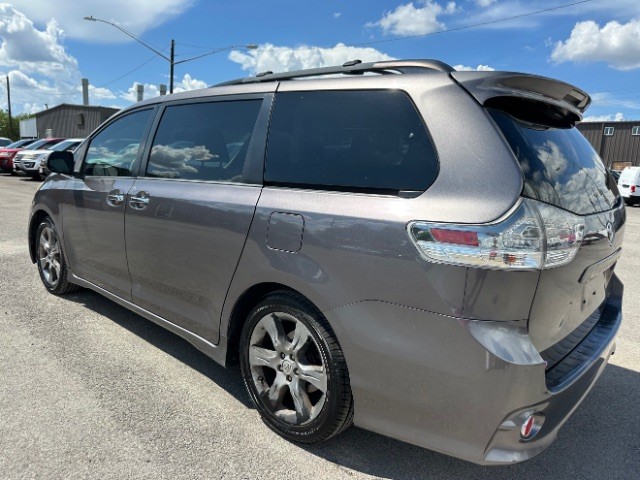 Toyota Sienna Vehicle Full-screen Gallery Image 05