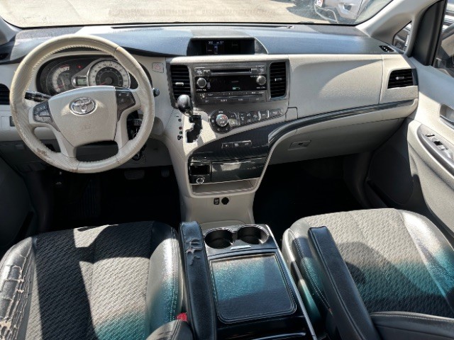 Toyota Sienna Vehicle Full-screen Gallery Image 06