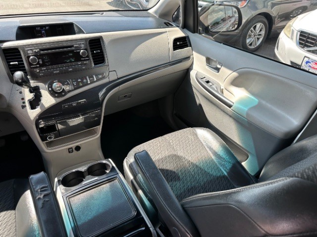 Toyota Sienna Vehicle Full-screen Gallery Image 07