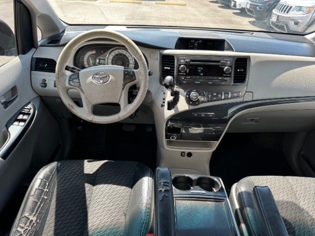 Toyota Sienna Vehicle Full-screen Gallery Image 08