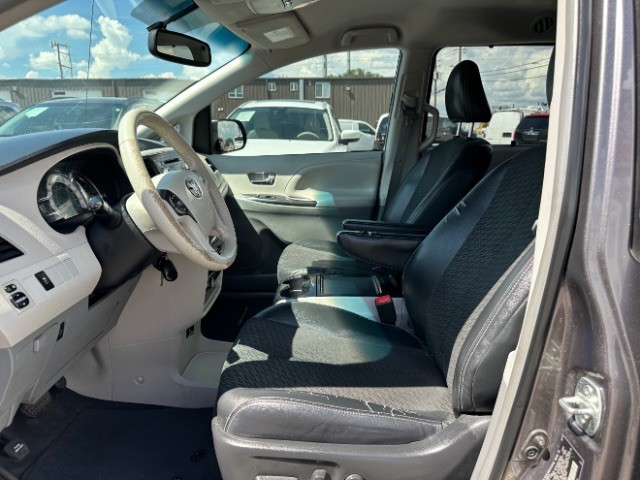 Toyota Sienna Vehicle Full-screen Gallery Image 09