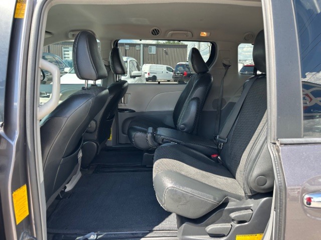 Toyota Sienna Vehicle Full-screen Gallery Image 10