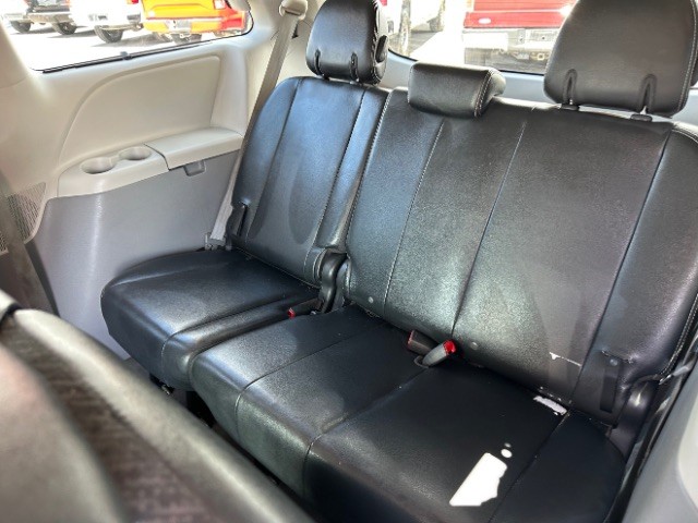 Toyota Sienna Vehicle Full-screen Gallery Image 11