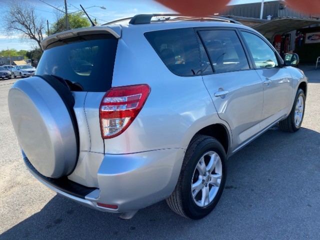 Toyota RAV4 Vehicle Full-screen Gallery Image 05