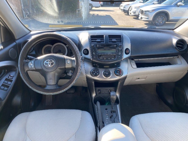 Toyota RAV4 Vehicle Full-screen Gallery Image 06