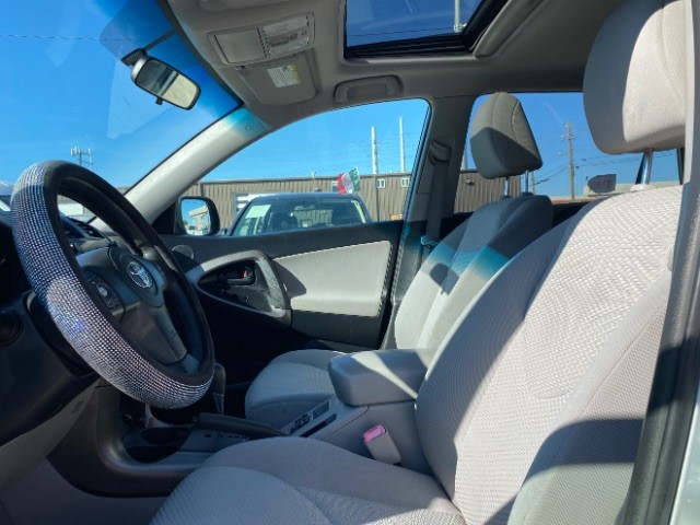 Toyota RAV4 Vehicle Full-screen Gallery Image 08