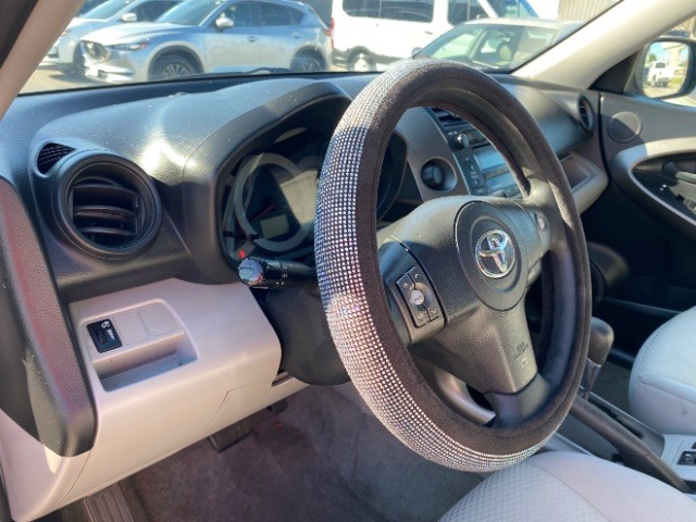 Toyota RAV4 Vehicle Full-screen Gallery Image 09