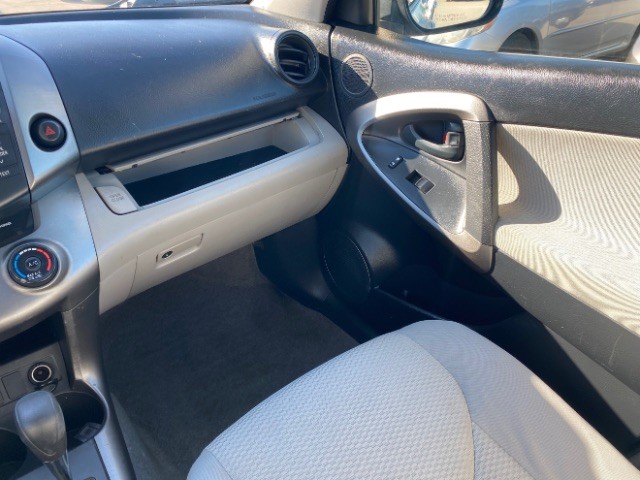 Toyota RAV4 Vehicle Full-screen Gallery Image 10