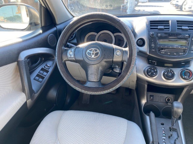 Toyota RAV4 Vehicle Full-screen Gallery Image 11