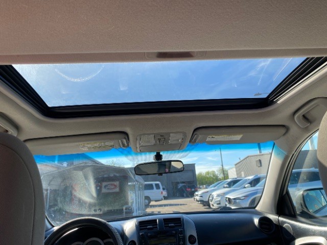 Toyota RAV4 Vehicle Full-screen Gallery Image 12
