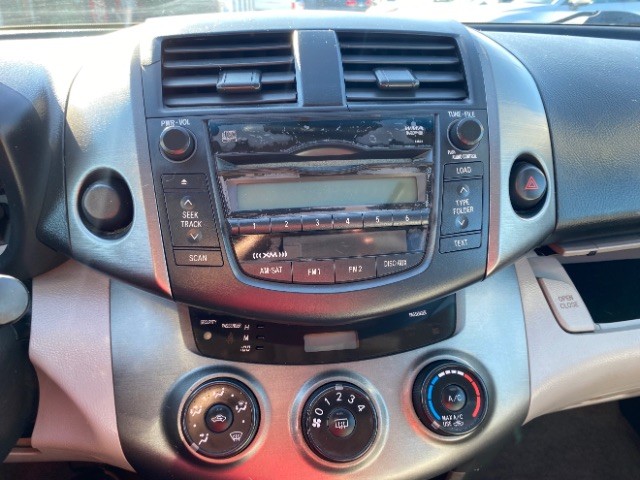 Toyota RAV4 Vehicle Full-screen Gallery Image 13