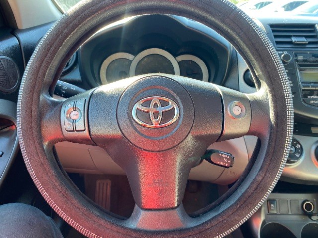 Toyota RAV4 Vehicle Full-screen Gallery Image 14