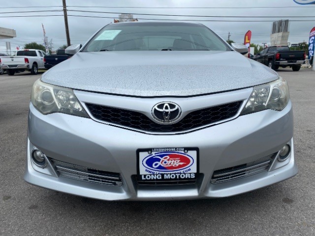 Toyota Camry Vehicle Full-screen Gallery Image 02