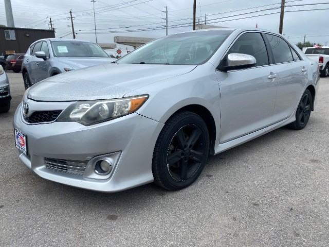 Toyota Camry Vehicle Full-screen Gallery Image 03