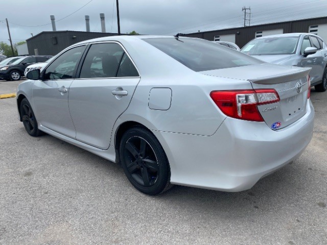 Toyota Camry Vehicle Full-screen Gallery Image 04