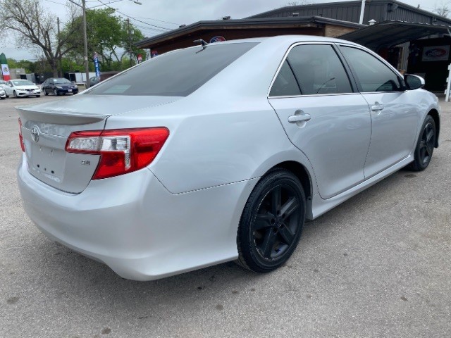 Toyota Camry Vehicle Full-screen Gallery Image 05