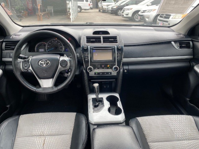 Toyota Camry Vehicle Full-screen Gallery Image 06