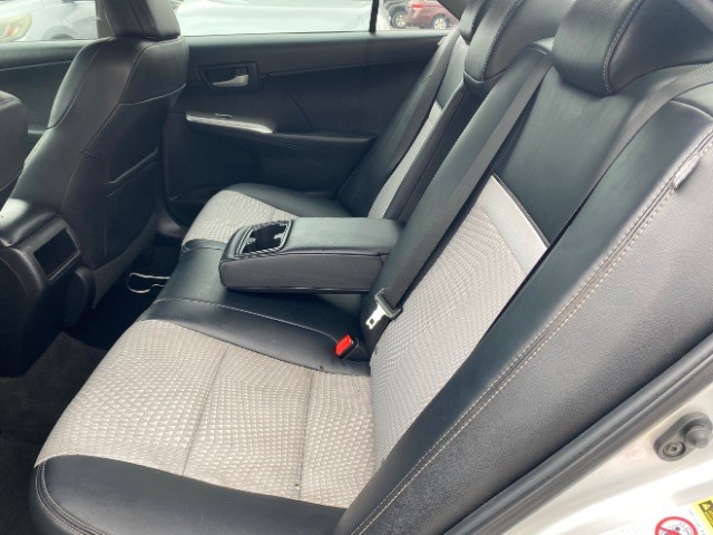 Toyota Camry Vehicle Full-screen Gallery Image 07