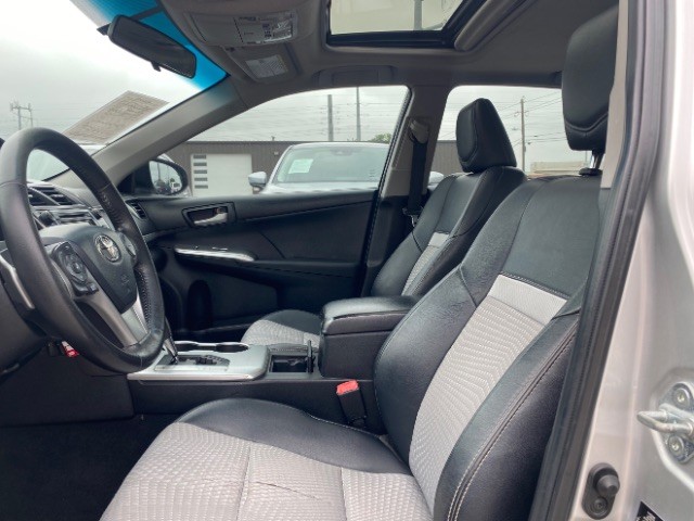 Toyota Camry Vehicle Full-screen Gallery Image 08