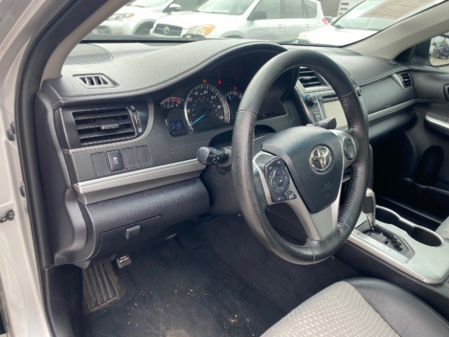 Toyota Camry Vehicle Full-screen Gallery Image 09