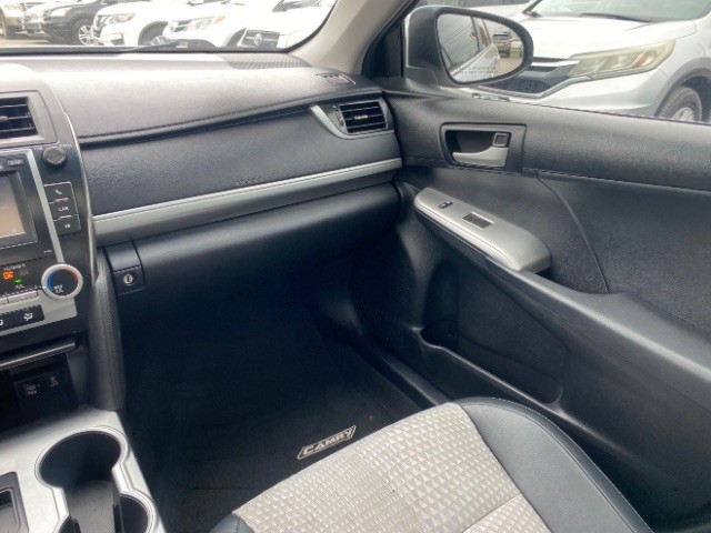 Toyota Camry Vehicle Full-screen Gallery Image 10