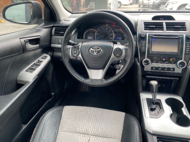 Toyota Camry Vehicle Full-screen Gallery Image 11