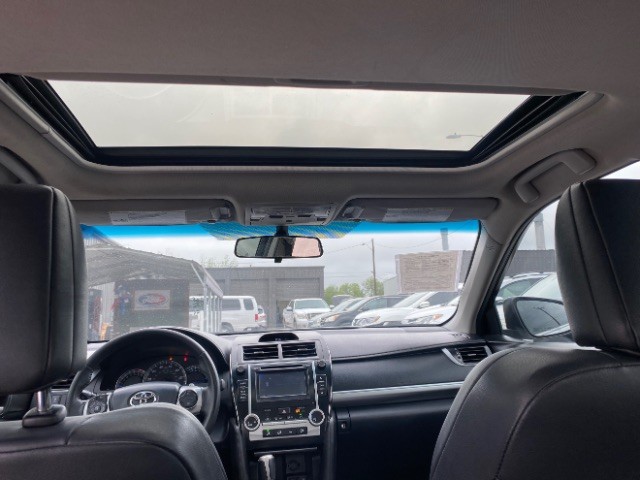 Toyota Camry Vehicle Full-screen Gallery Image 12