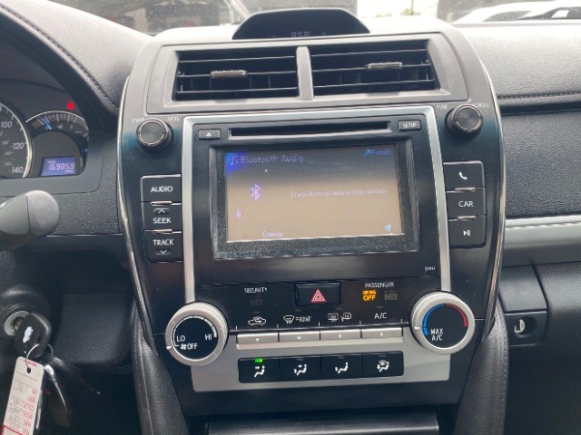 Toyota Camry Vehicle Full-screen Gallery Image 13