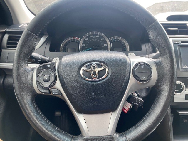 Toyota Camry Vehicle Full-screen Gallery Image 14