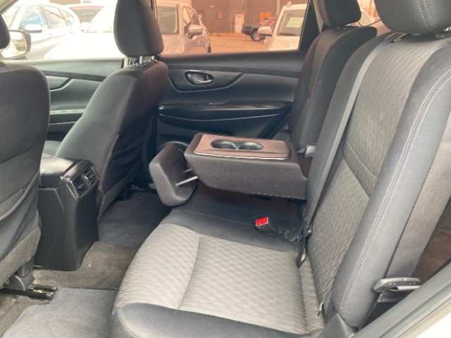 Nissan Rogue Vehicle Full-screen Gallery Image 07