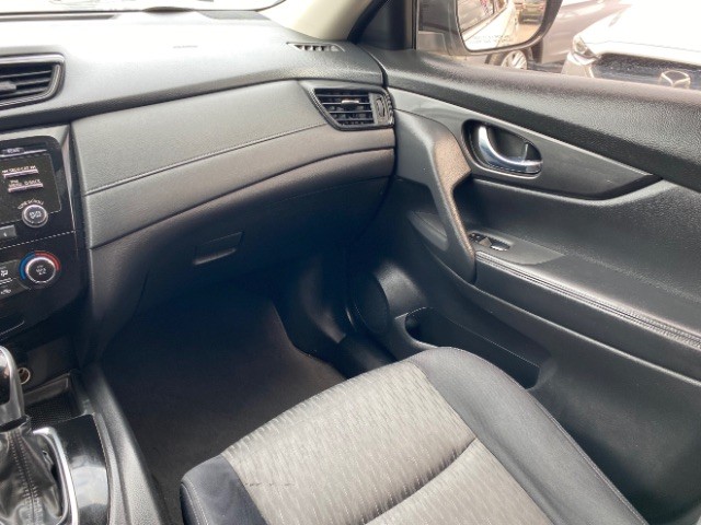 Nissan Rogue Vehicle Full-screen Gallery Image 10