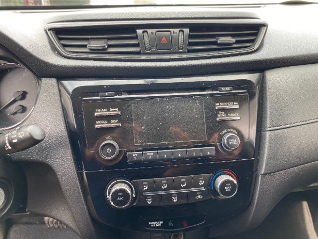 Nissan Rogue Vehicle Full-screen Gallery Image 12