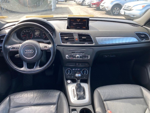 Audi Q3 Vehicle Full-screen Gallery Image 06