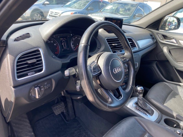 Audi Q3 Vehicle Full-screen Gallery Image 10